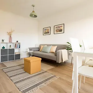 Stylish With Balcony, Minutes From Redcar